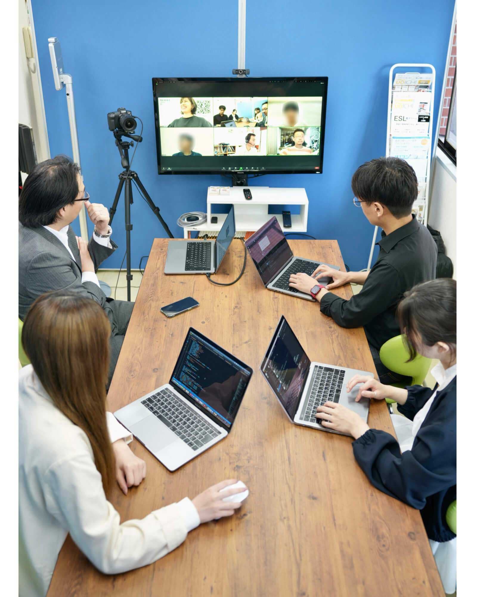 SIA株式会社のオフィスでのオンライン打ち合わせと開発作業